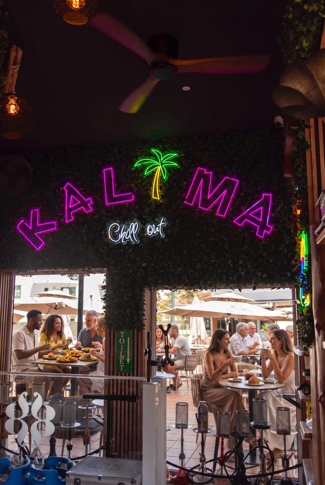 Interior de Kalima con neón