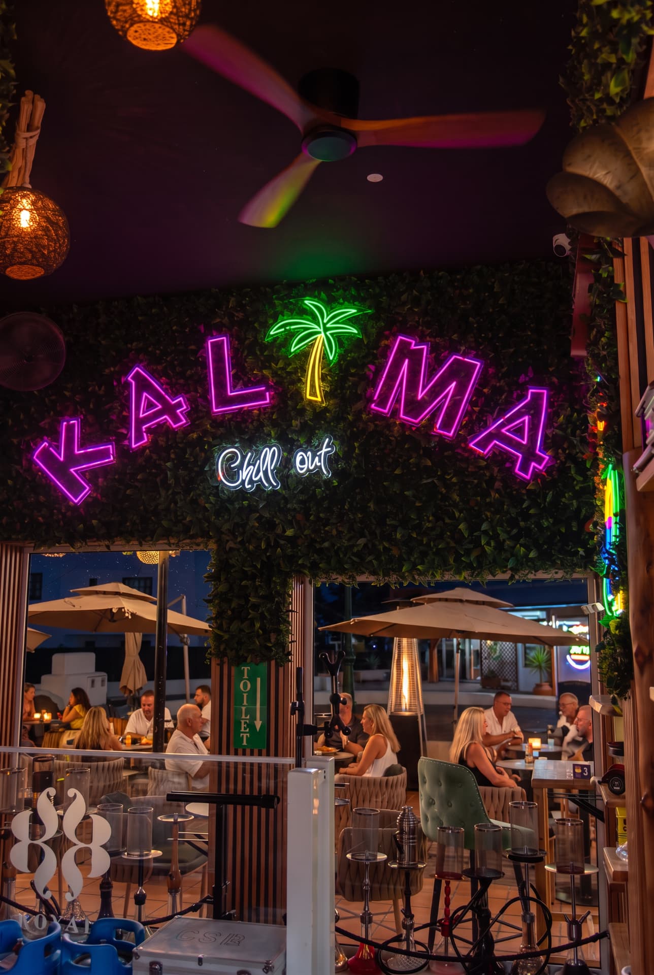 Neón de Kalima de noche